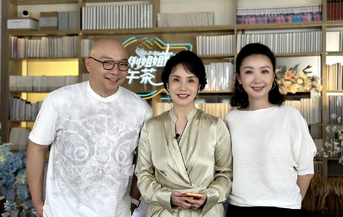 徐俐王凯曾湉罕见同框直播曾湉辞职8年首次出镜却刻意不提央视