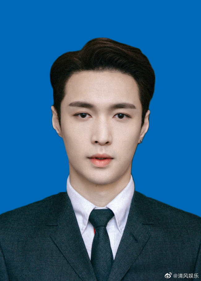 张艺兴白衬衫证件照