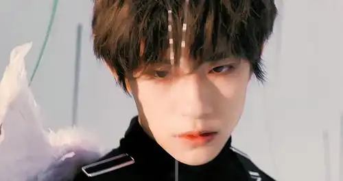 易烊千玺翅膀最新魅力时尚造型写真