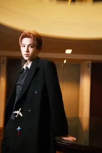 黄明昊第二套造型,西装