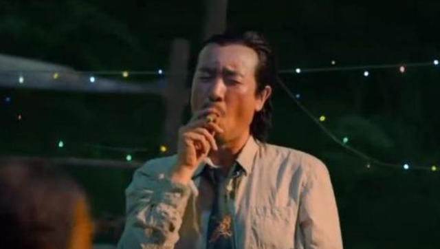 靠蹦迪出圈的于和伟,又流行起了吐口水,采访自嘲:还好我有作品