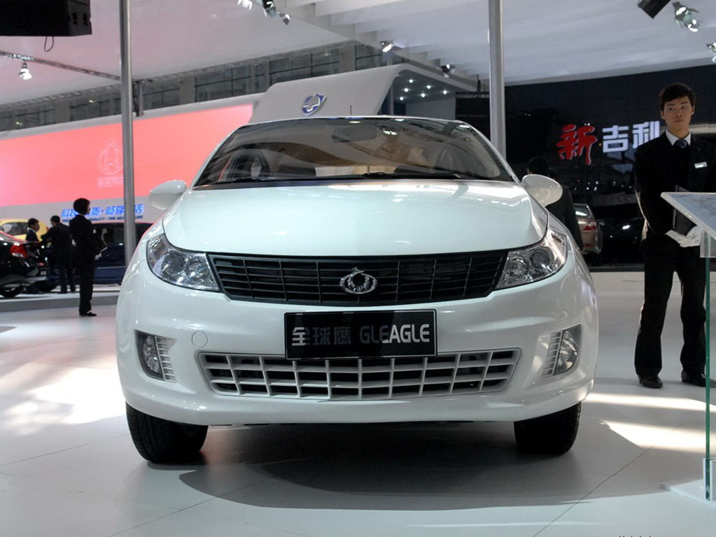 白色全球鹰gc5车前正视