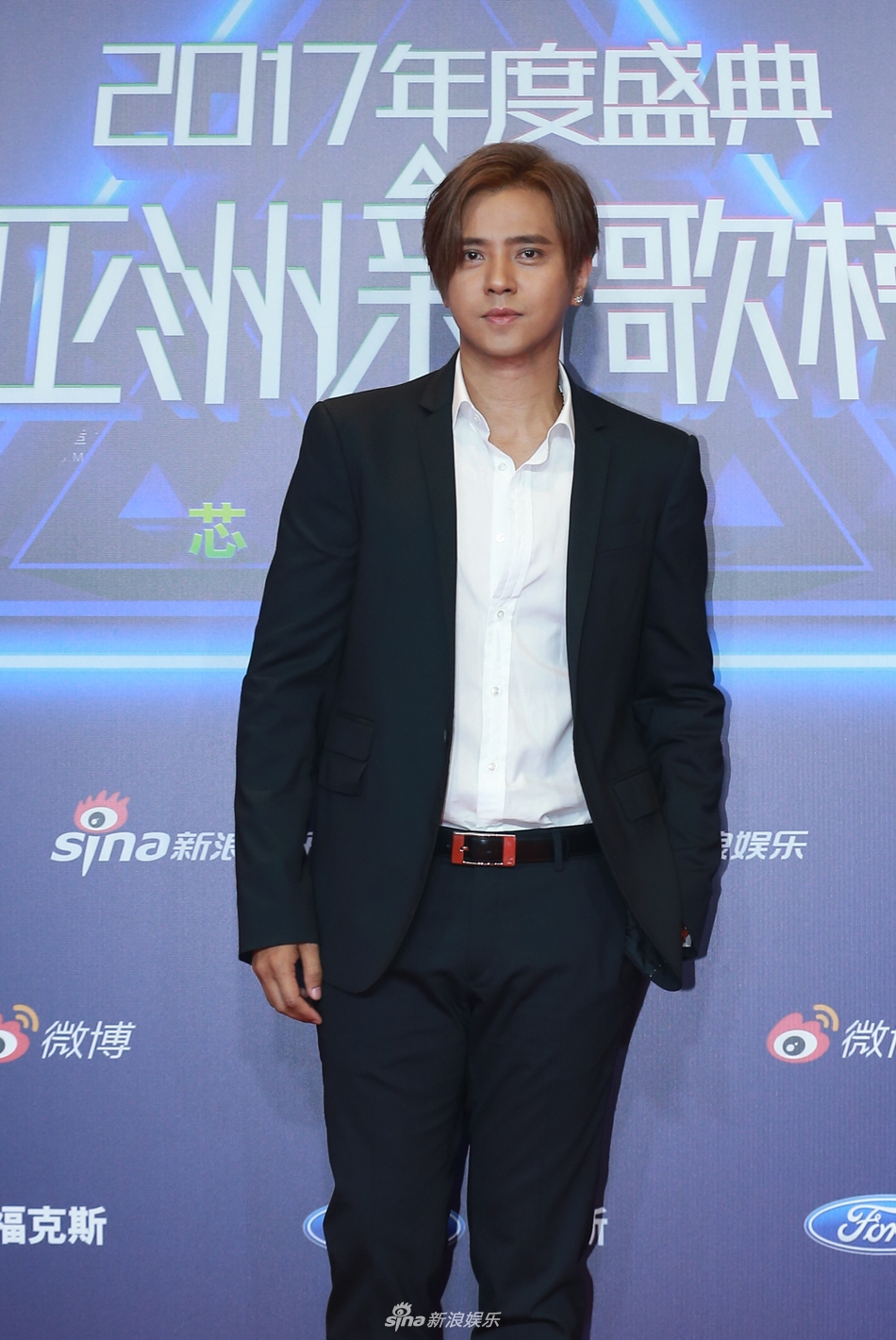 组图:罗志祥穿黑色吊带学模特走步 戴头巾红花叉腰撩发