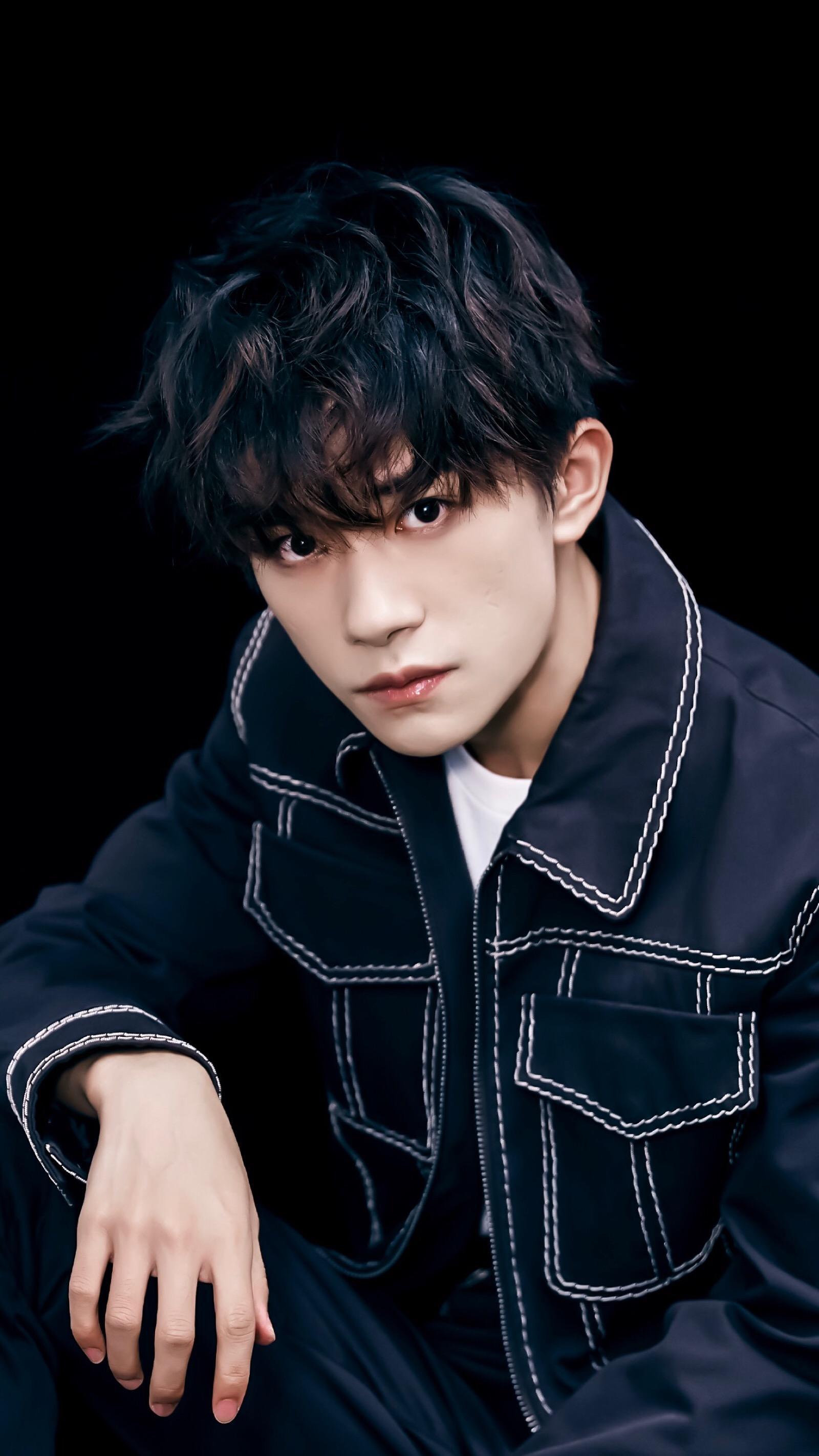 知乎宝藏 的想法: 易烊千玺,中国内地男演员 | 易烊千玺 br>2000年11