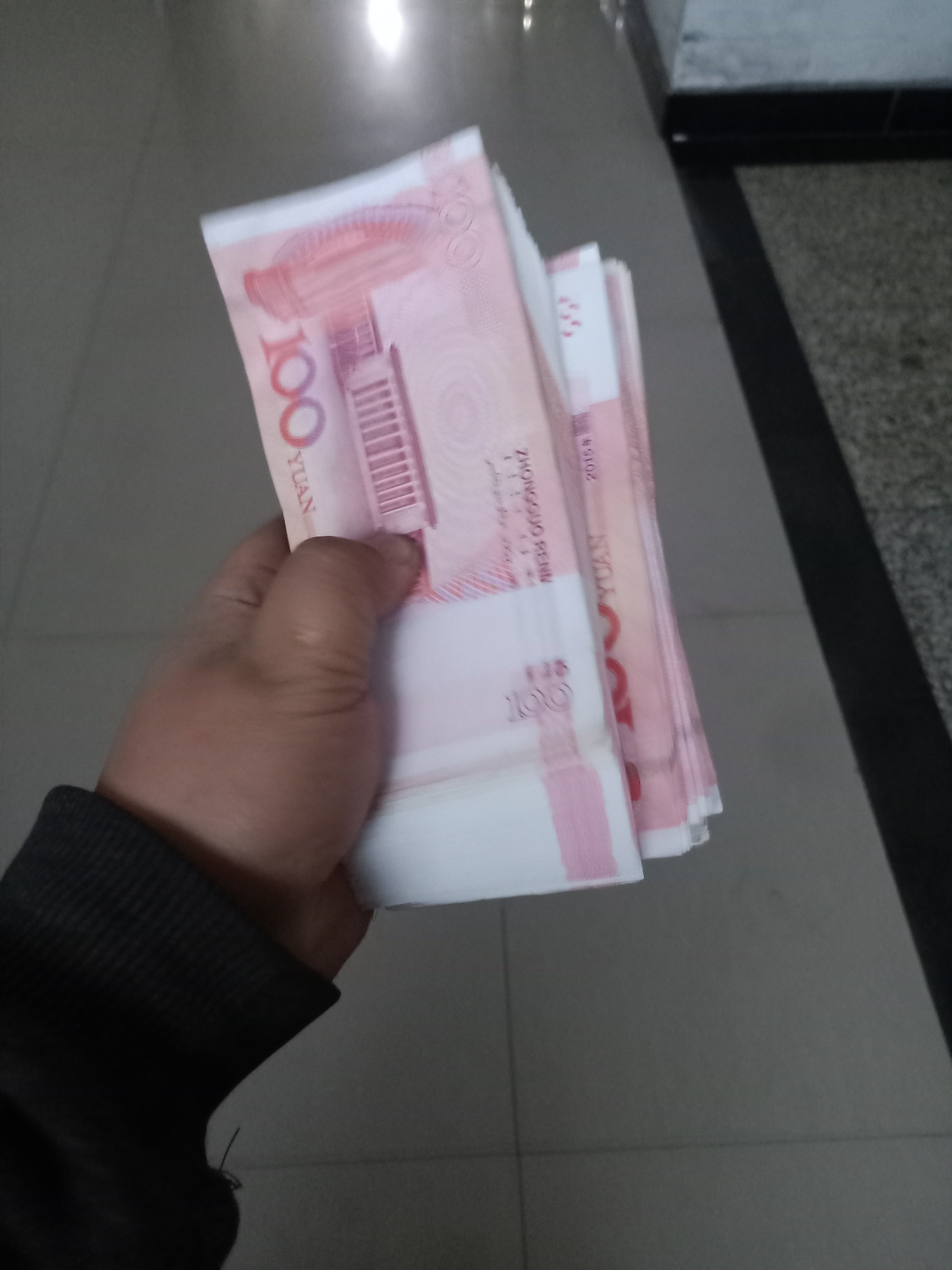 跪求一张手拿千元大钞滴真实图!-贷款交流··卡农论坛