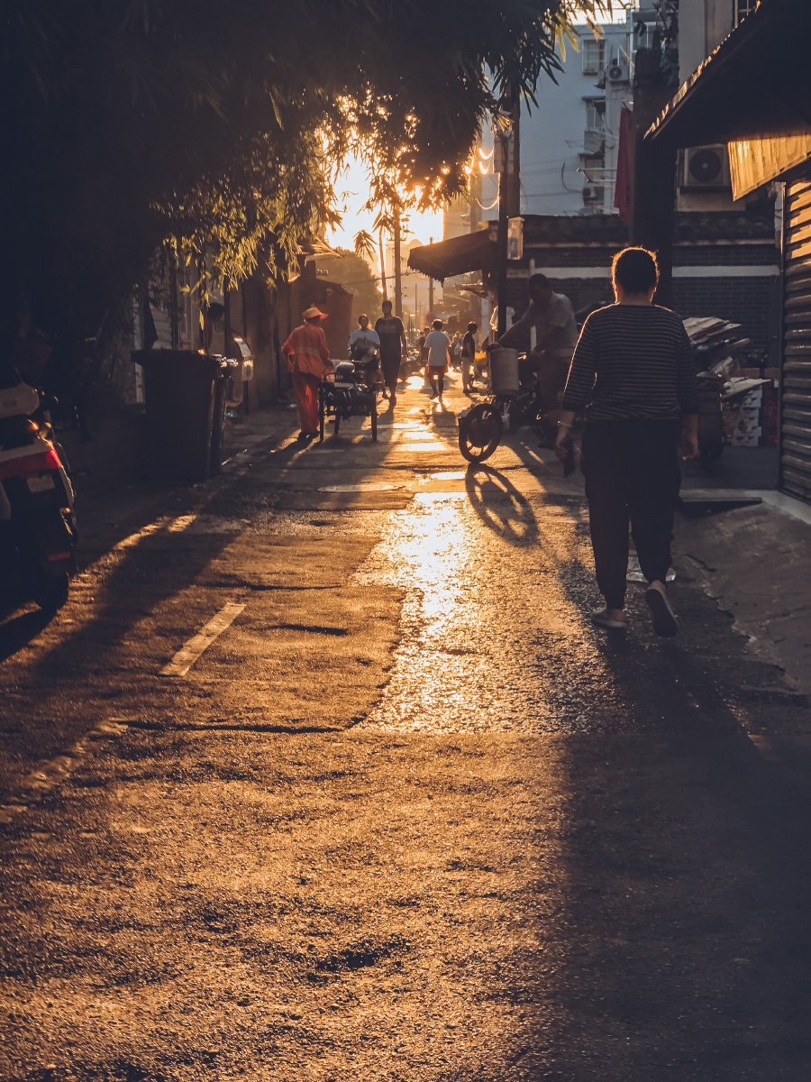 炎炎夏日的黄昏老巷子