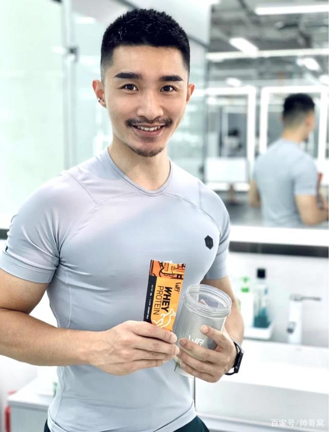 组图:留着小胡子的90后男生,男人味十足又不缺柔美气质的男人!