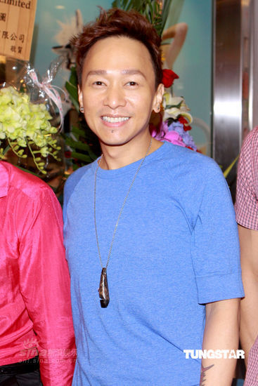 黄家强蓝衫亮眼