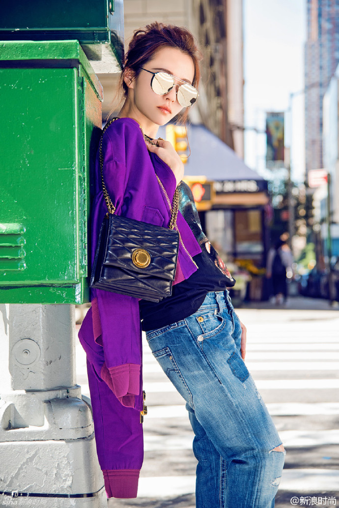 2016春夏女装周#【纽约|明星街拍】身着牛仔裤,立体猩猩头黑色t恤