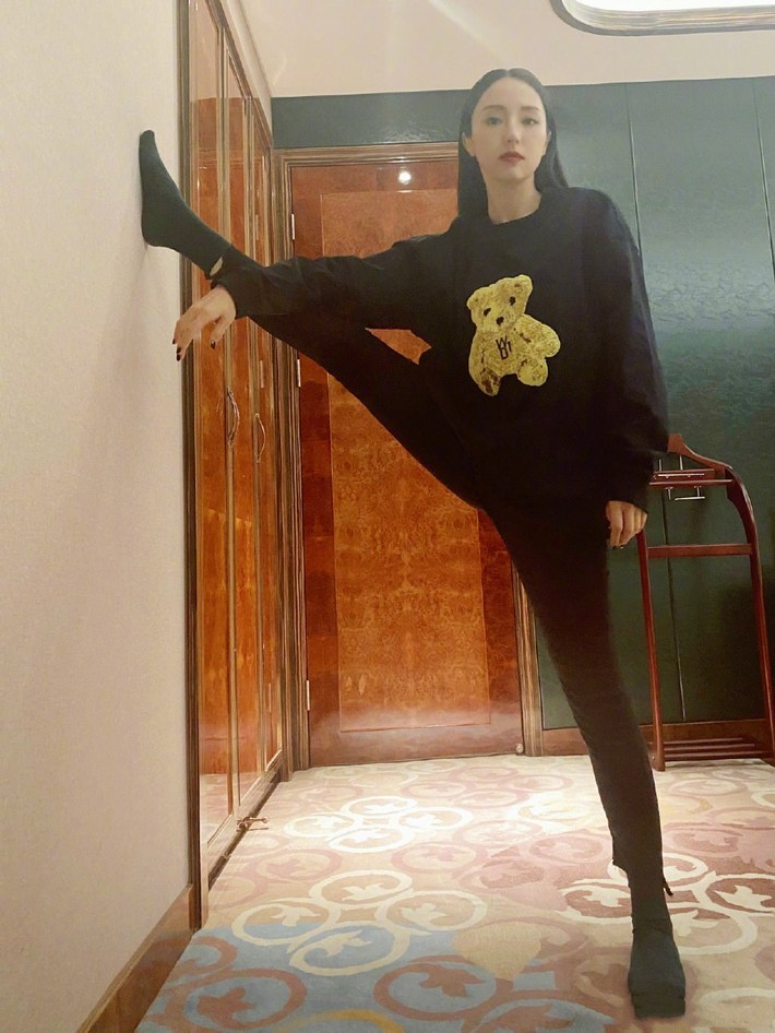 赵丽颖晒《有翡》老鼠特效图,写了错别字,却意外登上热搜榜首