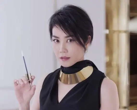 高冷女神王菲,穿妩媚睡衣面带笑容出镜,齐耳短发扭着小蛮腰