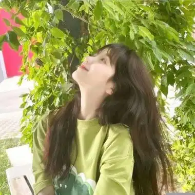 气质文静的优雅文艺森系女生头像