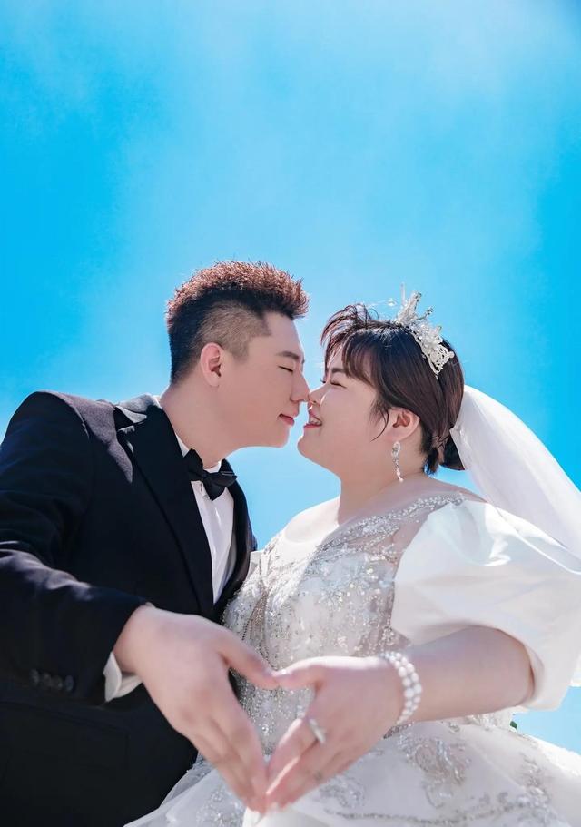 大萌官宣结婚闫学晶献唱!穿银白色婚纱美成画,网友又相信爱情了