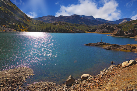 波光粼粼天青湖在优胜美地国家公园照片