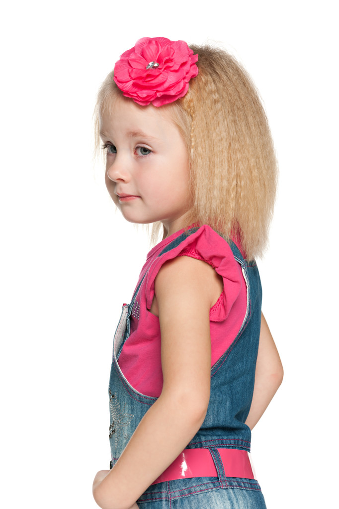 一个忧郁的小女孩的侧面肖像