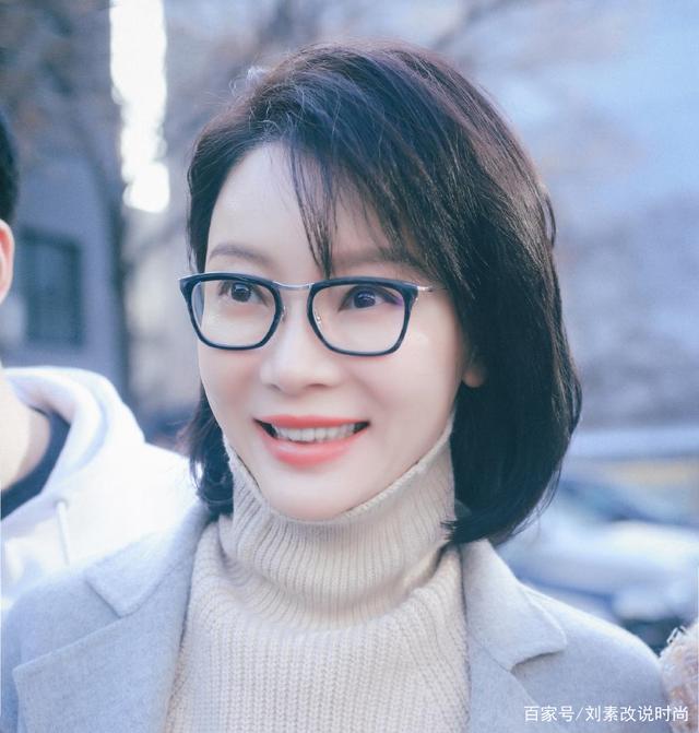 陈数只是剪波波头,戴副眼镜就气场全开,意外的很时尚又减龄