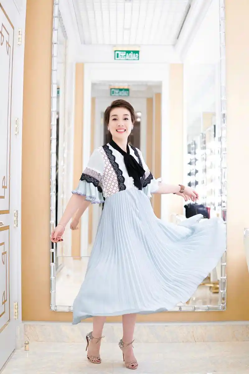 48岁江美仪蝴蝶结衬衫搭蓝裙气质优雅一身粉色配短发减龄似少女