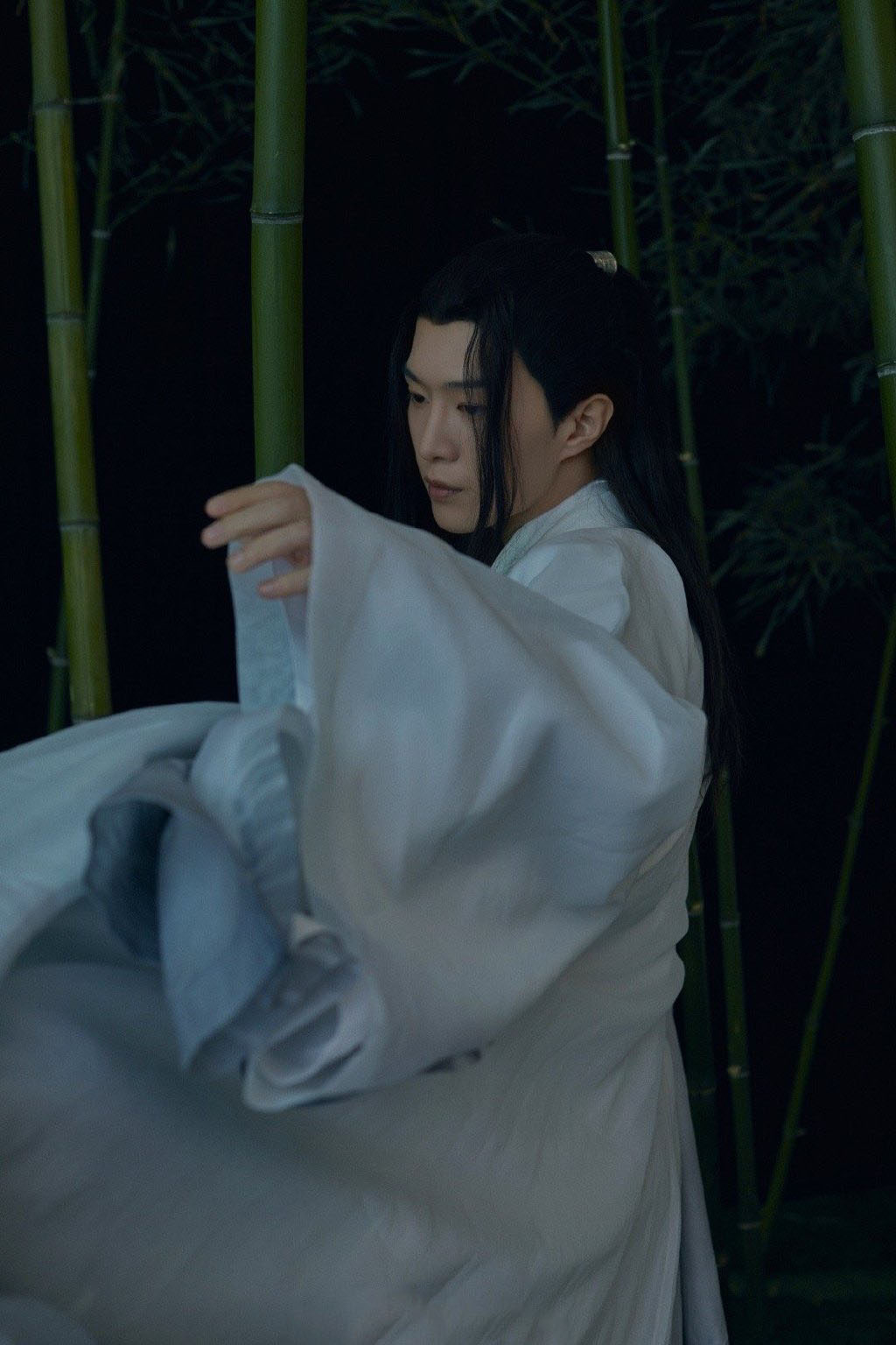 范丞丞清冷古装写真图片