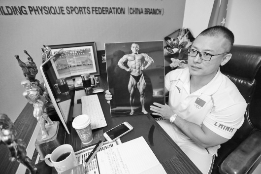 作为原全国健美锦标赛,多届亚洲健美锦标赛冠军,辛健