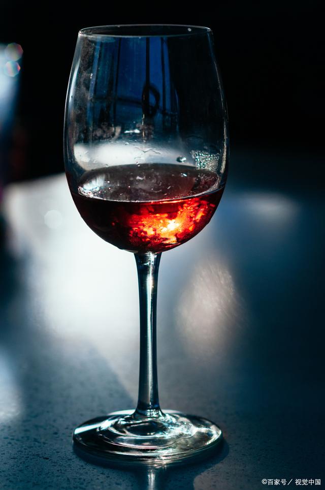 红酒杯:让美食与生活更加精彩