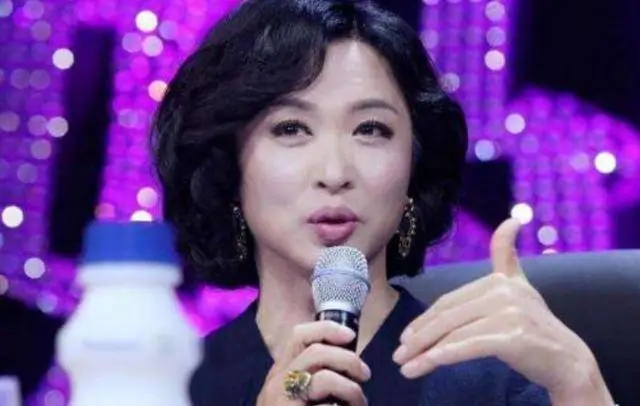 53岁金星身穿男装素面朝天,看似重回男儿本色,网友:太