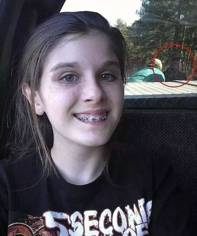 13岁小女孩自拍时惊现恐怖鬼影,露齿邪笑吓坏网友!