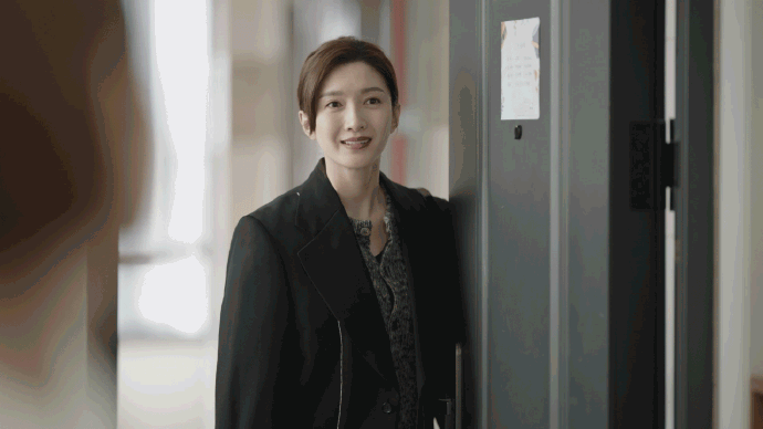 江疏影格雷系#江疏影最新大片公开,气质短发搭配格雷系穿搭,温柔氛围