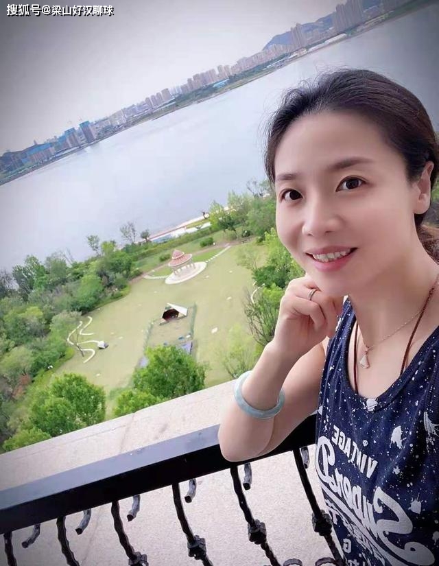 魏秋月发文自己雨天一个人喝咖啡,挺浪漫,网友:都是为了女排!