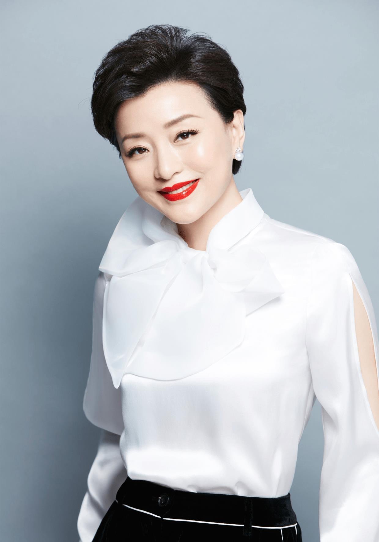 原创杨澜与富商老公走红毯穿黑色连衣裙配短发亲自演绎简约高级感