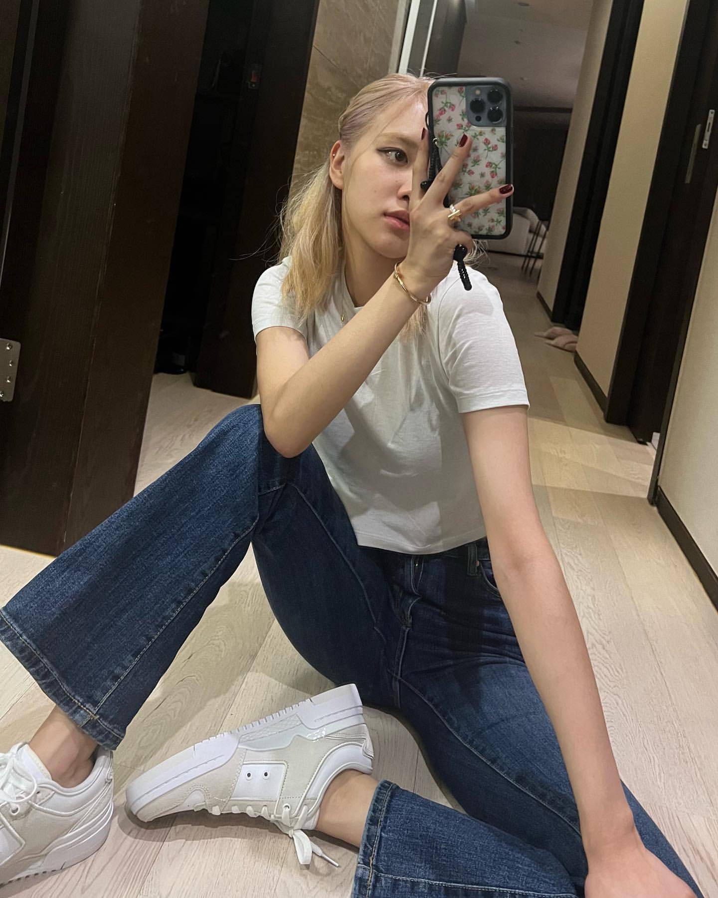 blackpink朴彩英晒素颜自拍身穿白t恤牛仔裤秀出优越的身材