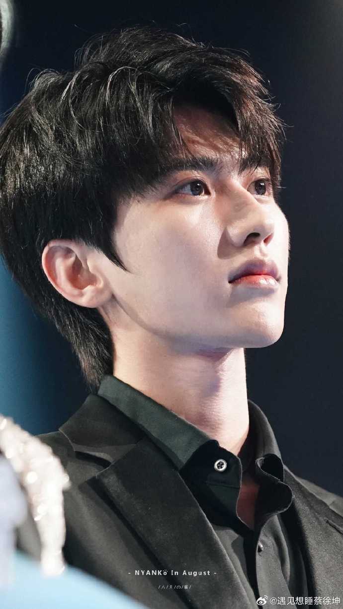 蔡徐坤生图##蔡徐坤范思哲全球品牌代言人