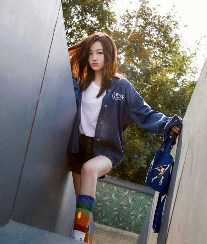 王菲女儿李嫣近照,自信而洒脱,活脱脱一个小王菲呀