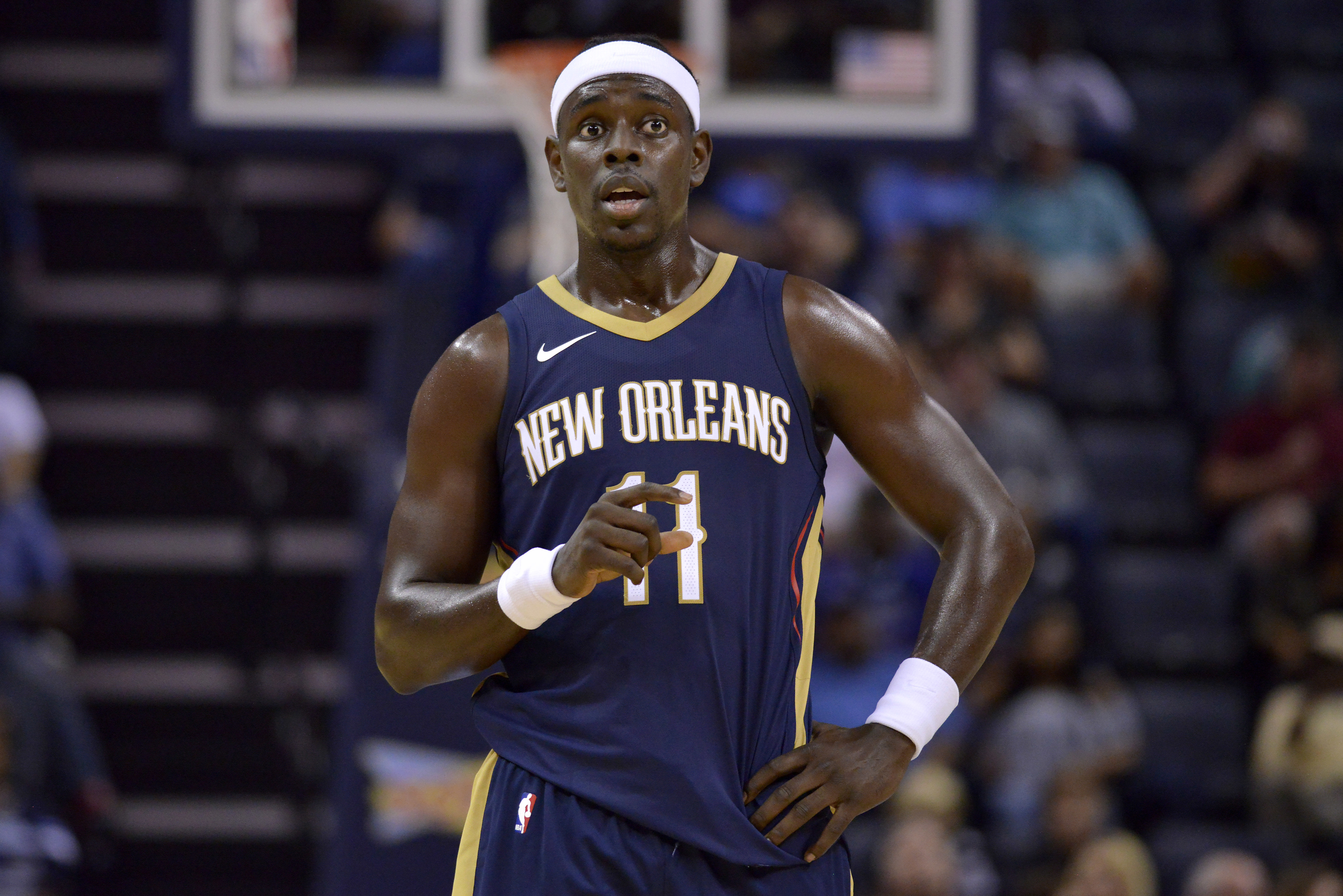 jrue holiday关键时刻防守演出,鹈鹕以97比95力克拓荒者.