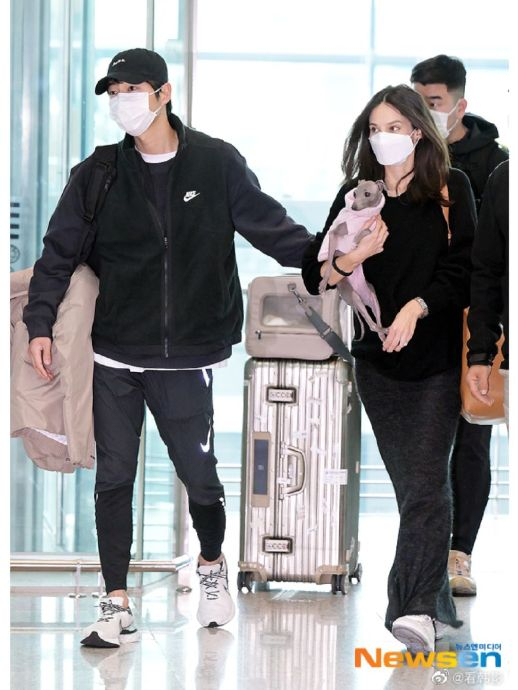 宋仲基与妻子出国机场图 宋仲基凯蒂|宋仲基|凯蒂_新浪新闻