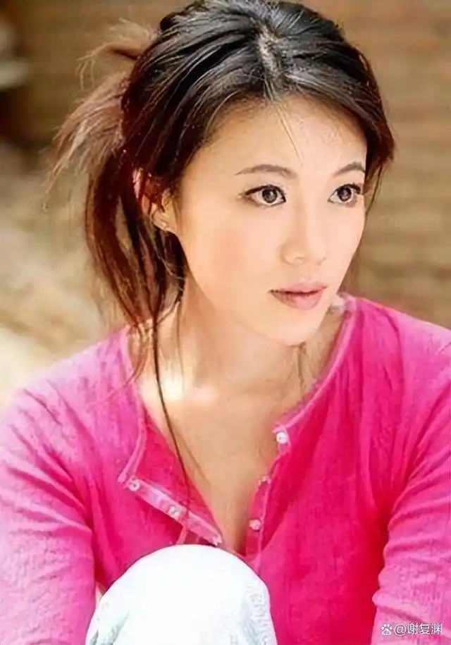 段奕宏妻子王瑾:因爱下嫁,一心照顾公婆,结婚至今不要孩子