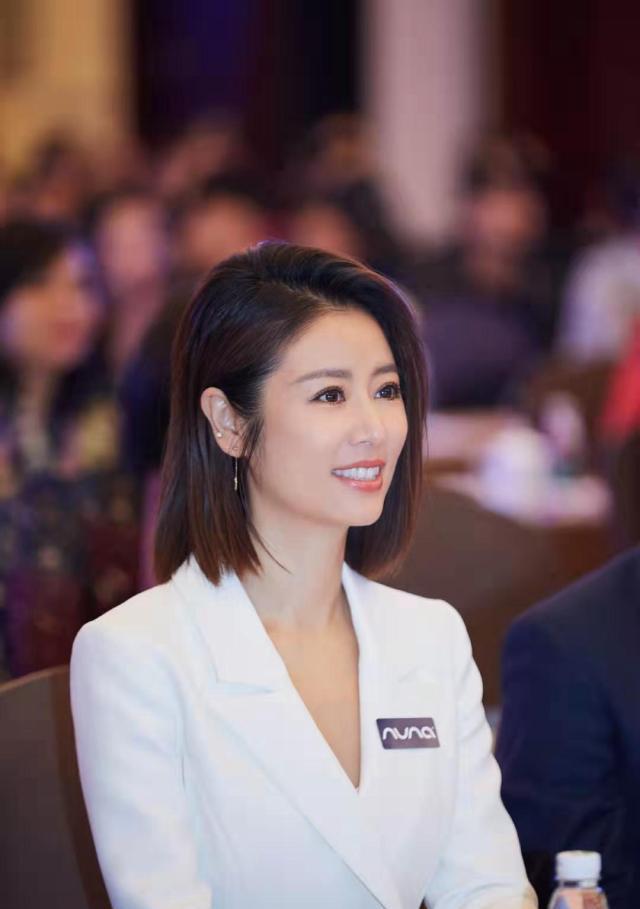 林心如出席公益活动,白色西装裙搭披肩短发,真是美得优雅动人!