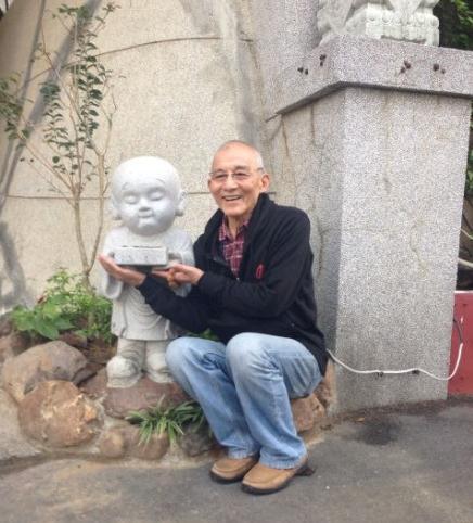 80岁游本昌晒台湾游玩照图