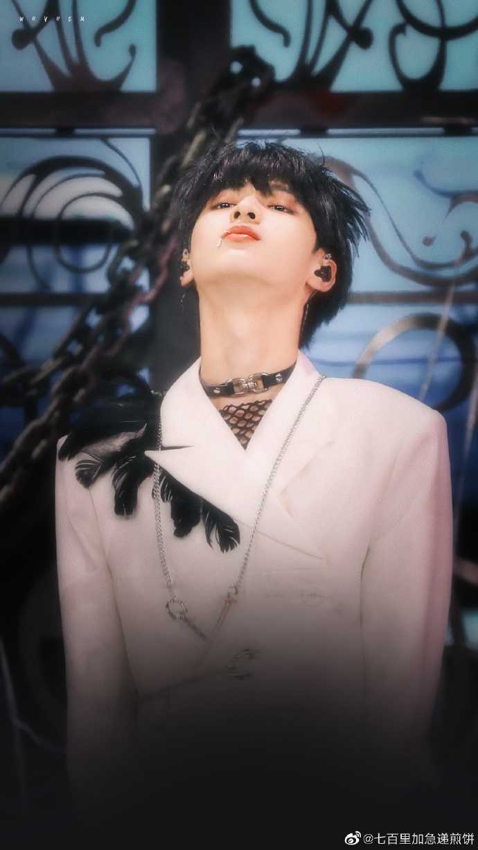 严浩翔p1的唇钉!p3的喉结!p4p5咬住绸带p7脖子上的筋!