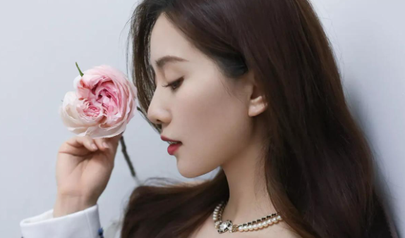 刘诗诗侧颜美照