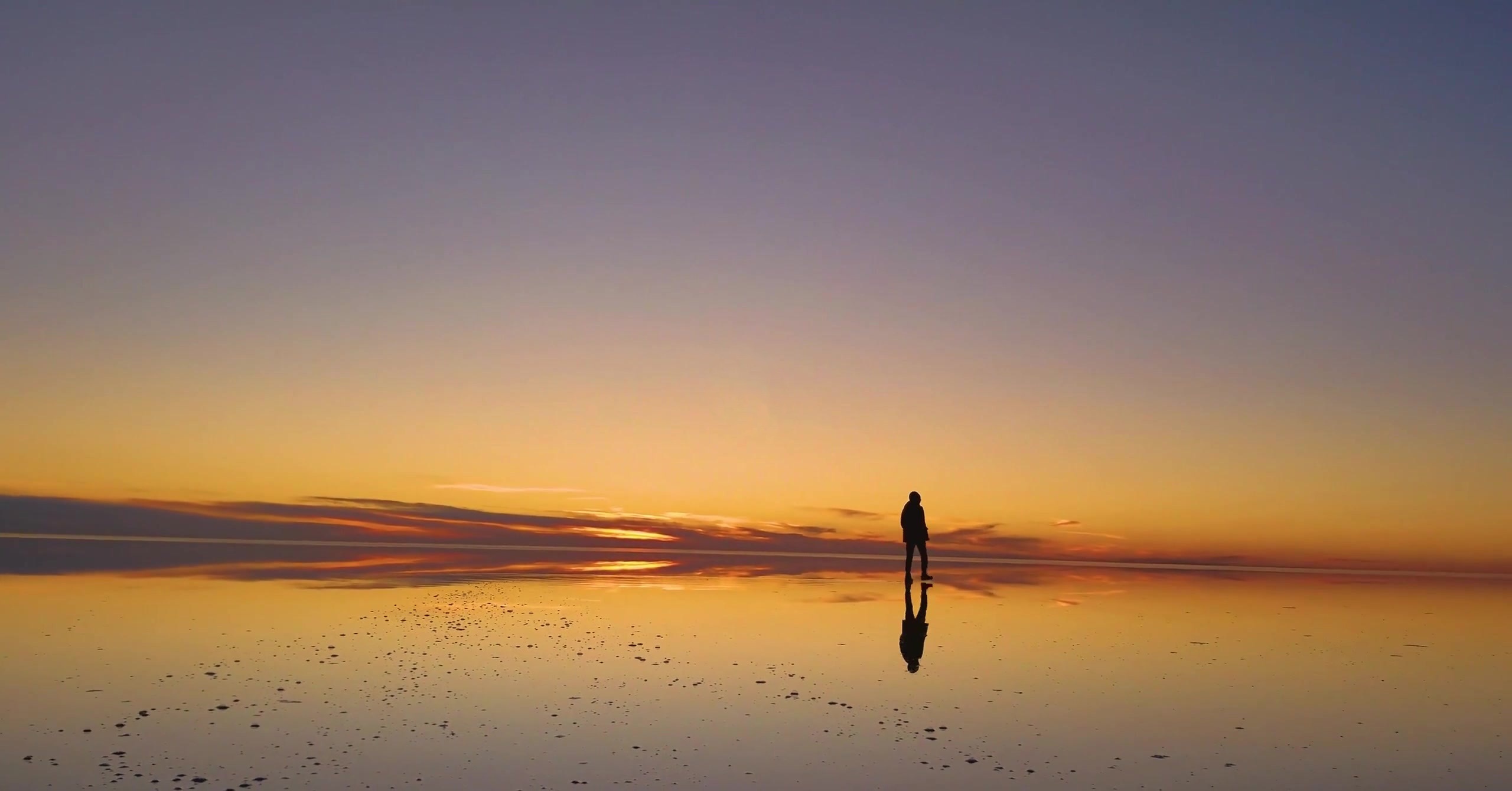 夕阳下孤独一个人伤感背影1366x768分辨率查看