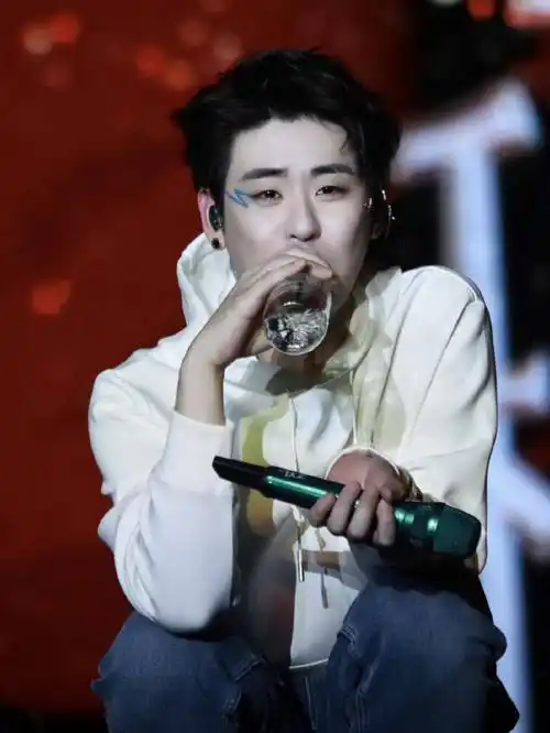 德云社张云雷凌晨发文晒照引网友热议小辫这两天唱得真尽兴