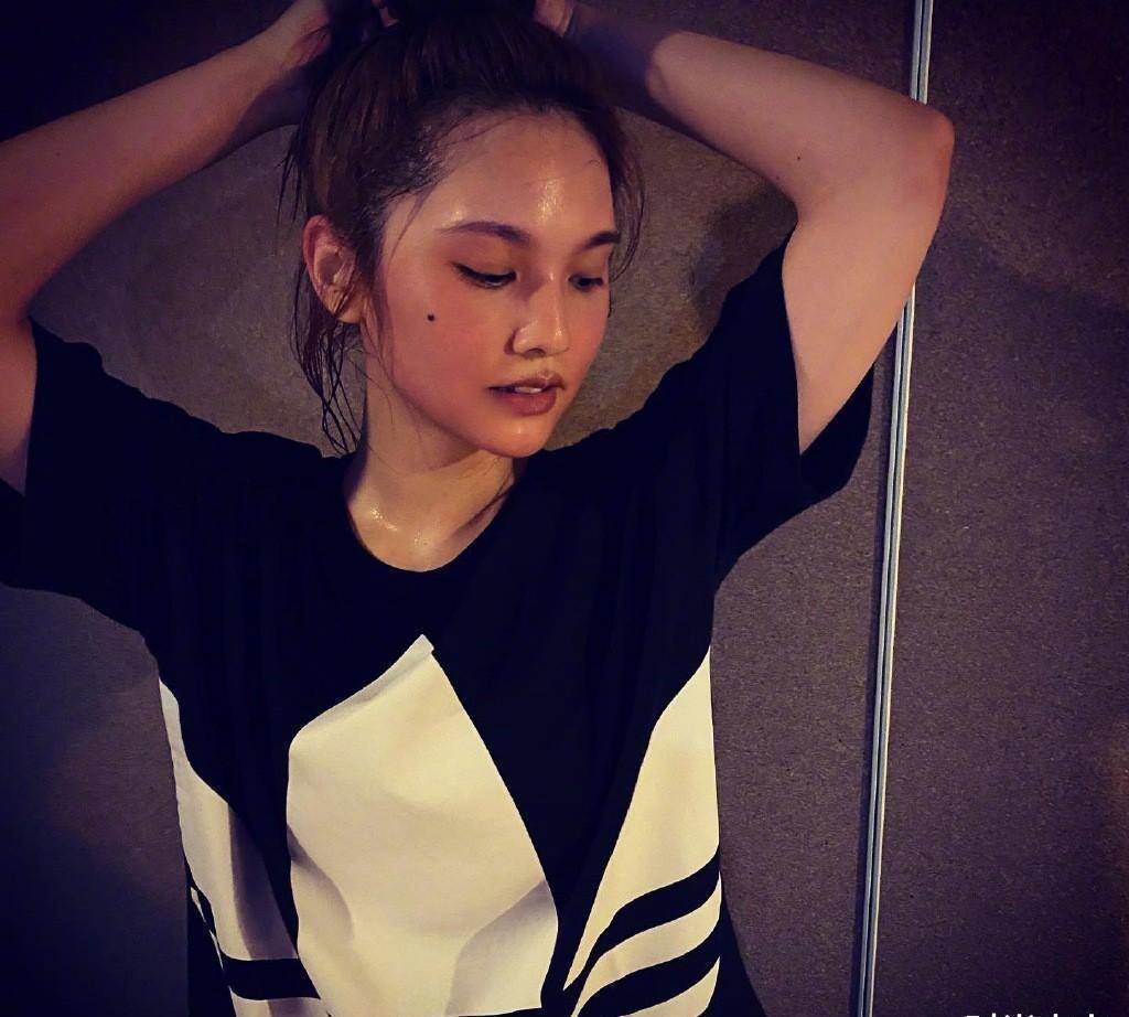 杨丞琳晒素颜健身照,穿撞色t恤衫配高马尾,脸颊微红美回18岁_颈部