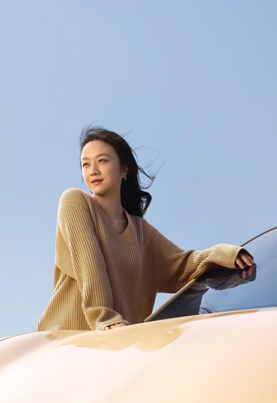 感十足,温婉大气的长发随着海风飘动,松弛自然迎风而立,温柔有力量