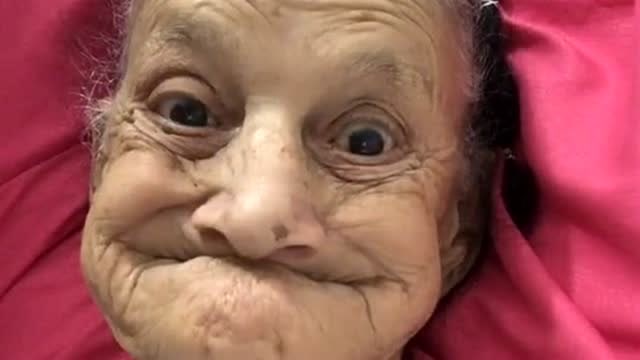 一百岁的老奶奶搞怪现场,这么大岁数还能保持这么乐观