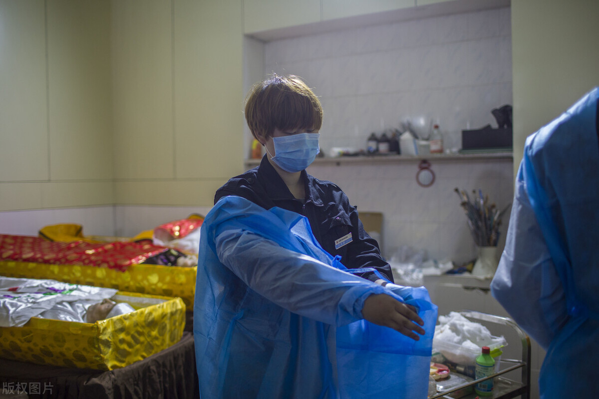 殡仪馆下半年招人,月薪上万,网友:值夜班吗?