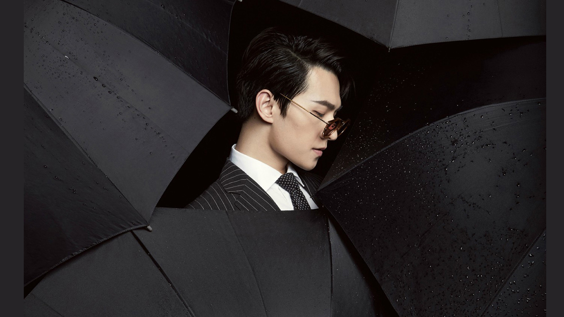 人气偶像杨洋雨中成熟霸气黑白大片写真图片-大陆明星-手机壁纸下载