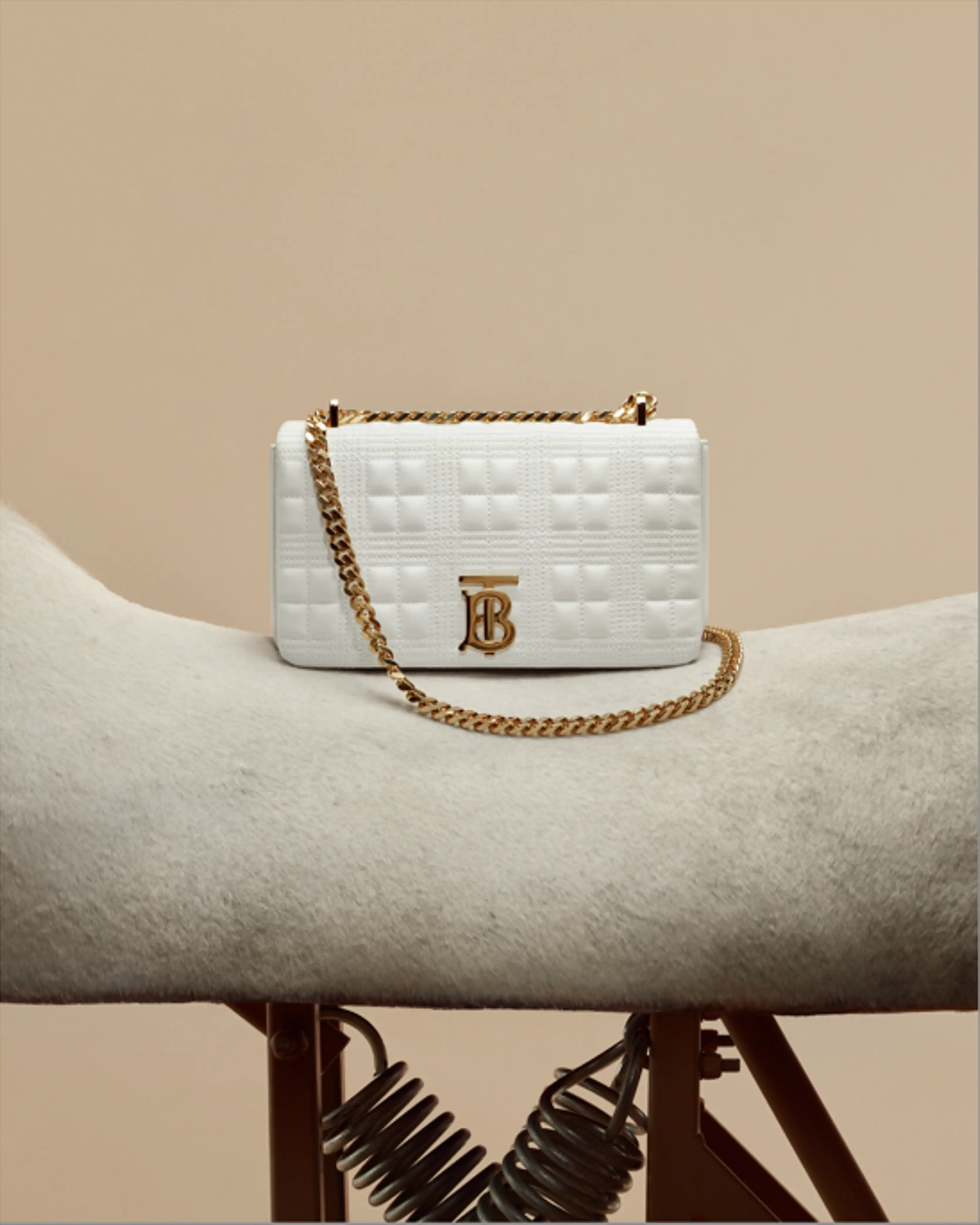 burberry隆重呈献lola萝纳包广告大片