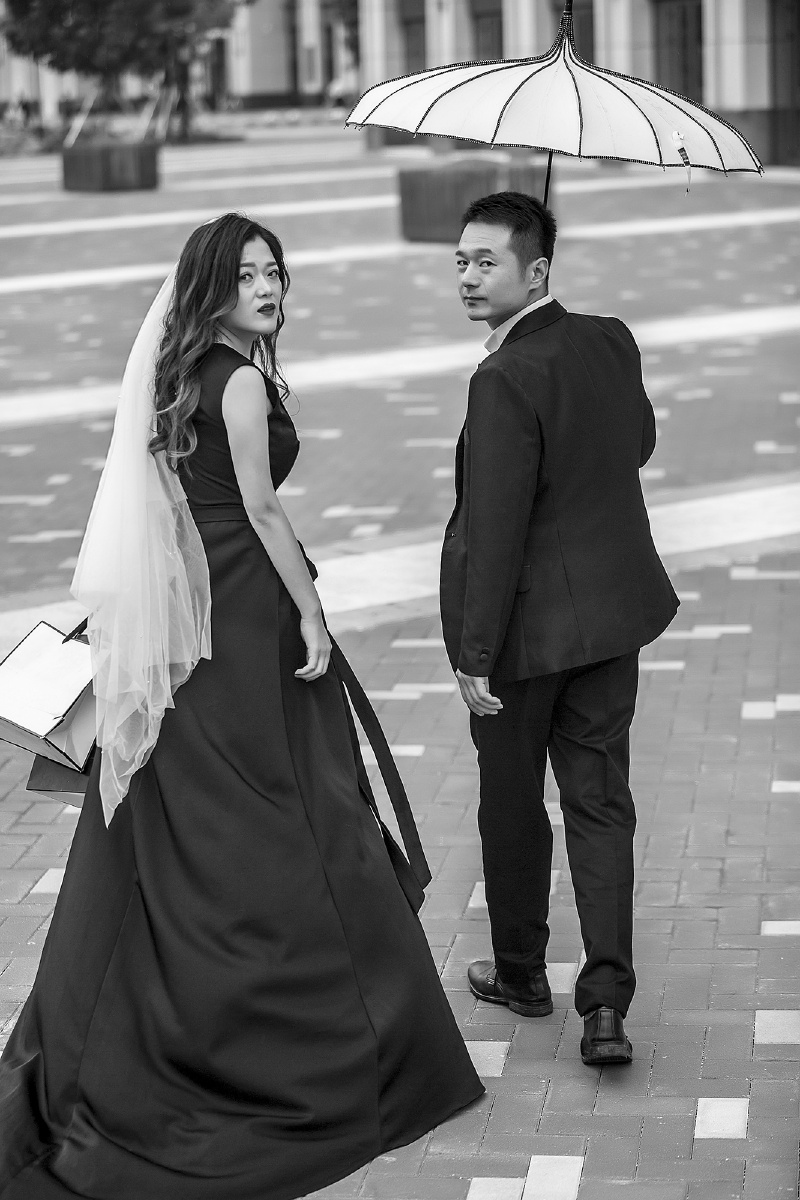 街拍婚纱照拍摄黑色礼服