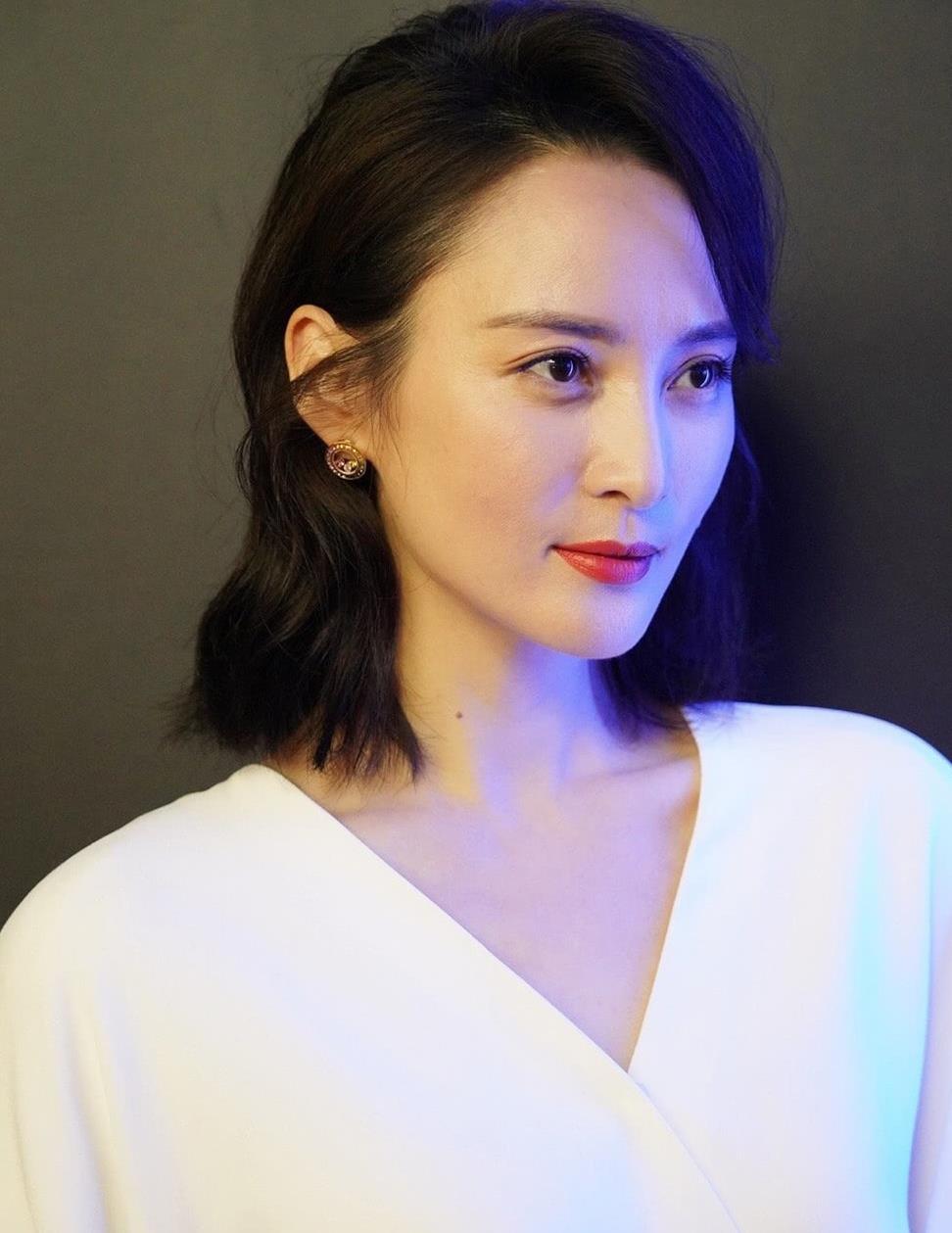 被蒋勤勤美到了穿白色连衣裙优雅又气质身材真让人羡慕