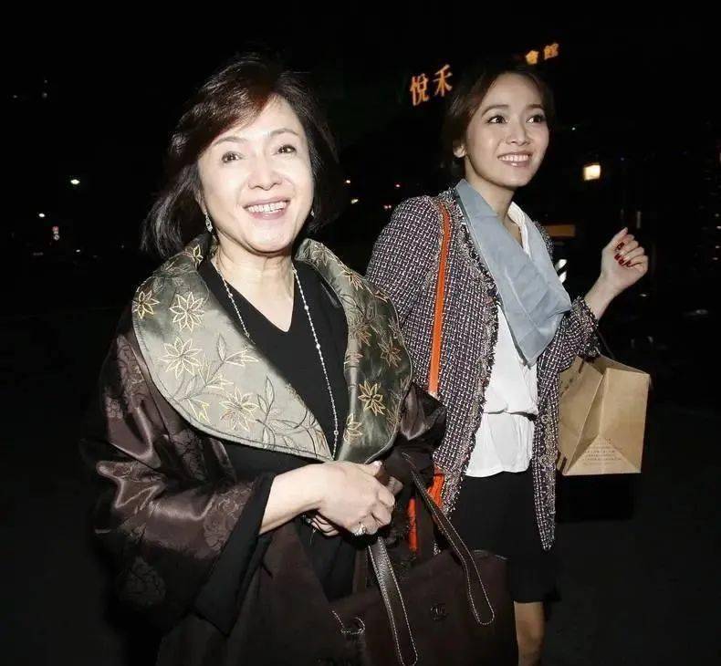 侯佩岑带妈妈上综艺和老公相处细节曝光后最强白月光也翻车了